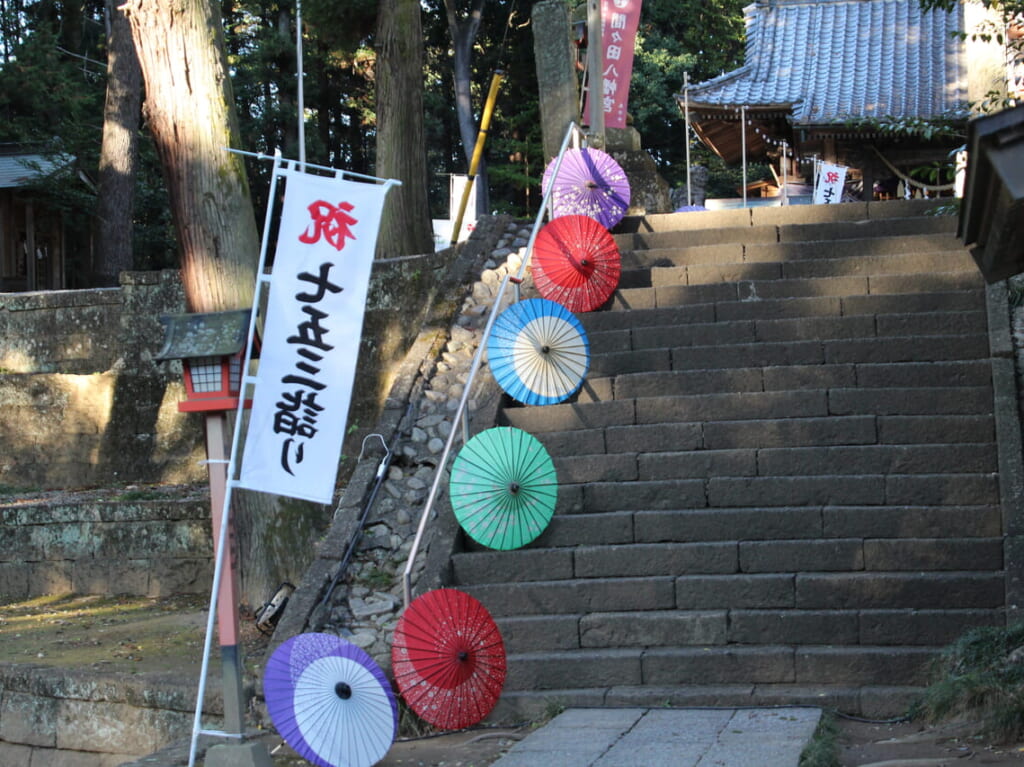 間々田八幡宮境内の和傘飾りの様子