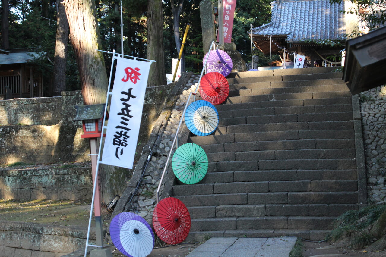 間々田八幡宮境内の和傘飾りの様子