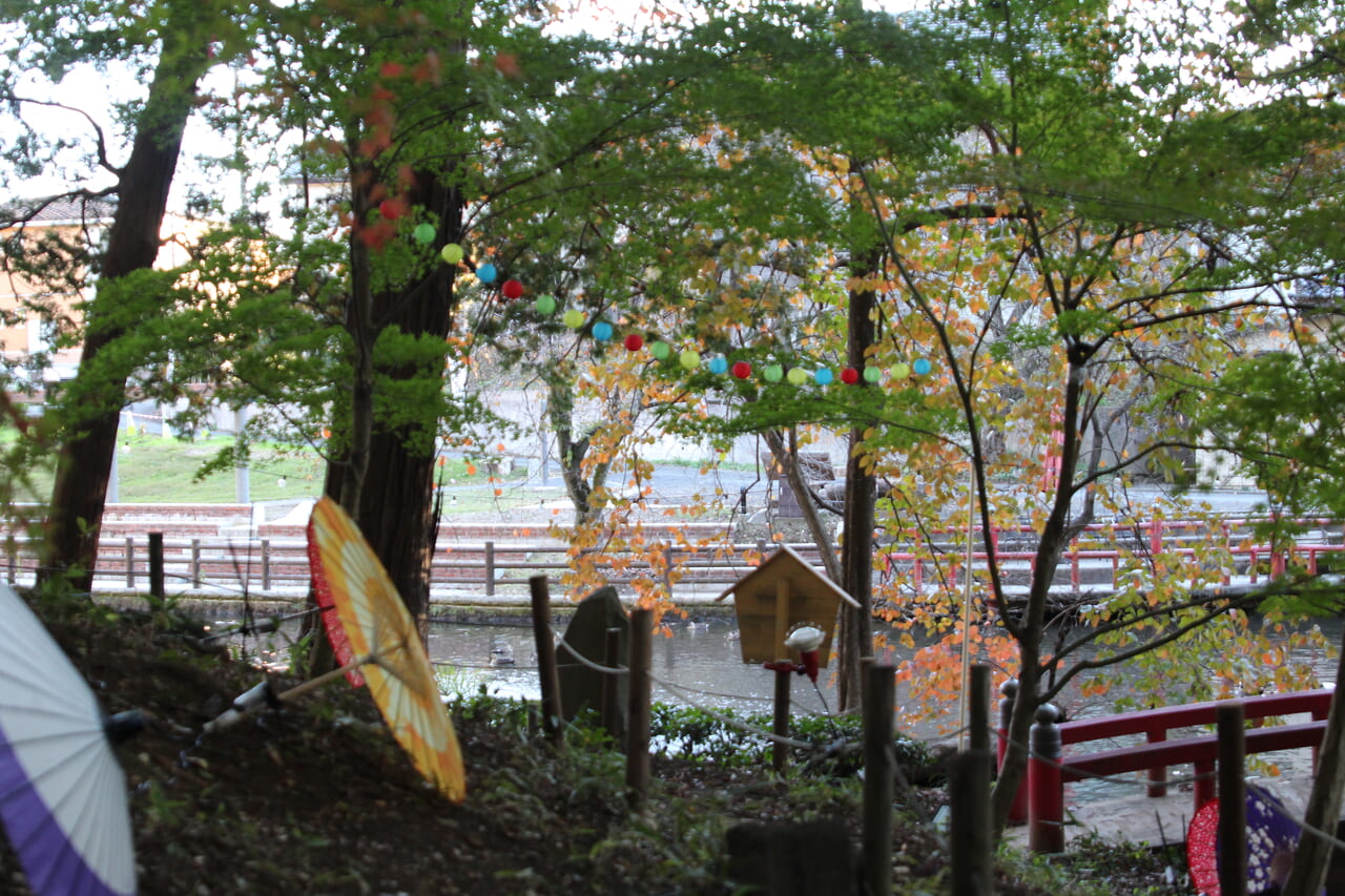 間々田八幡宮に飾られる和傘