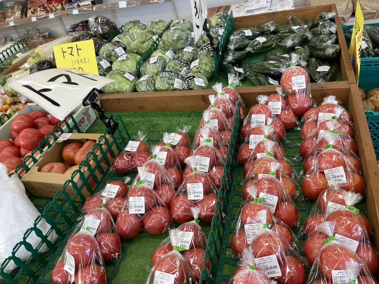 直売所に売られるトマト。