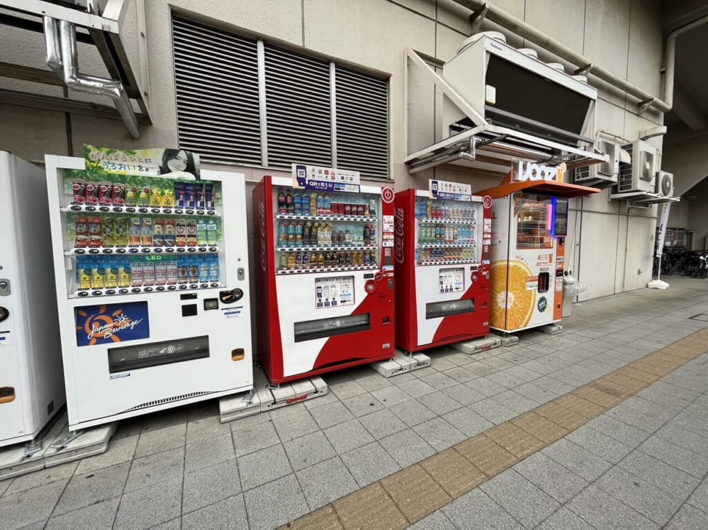 ジョイホン小山駅前店横の自販機コーナー