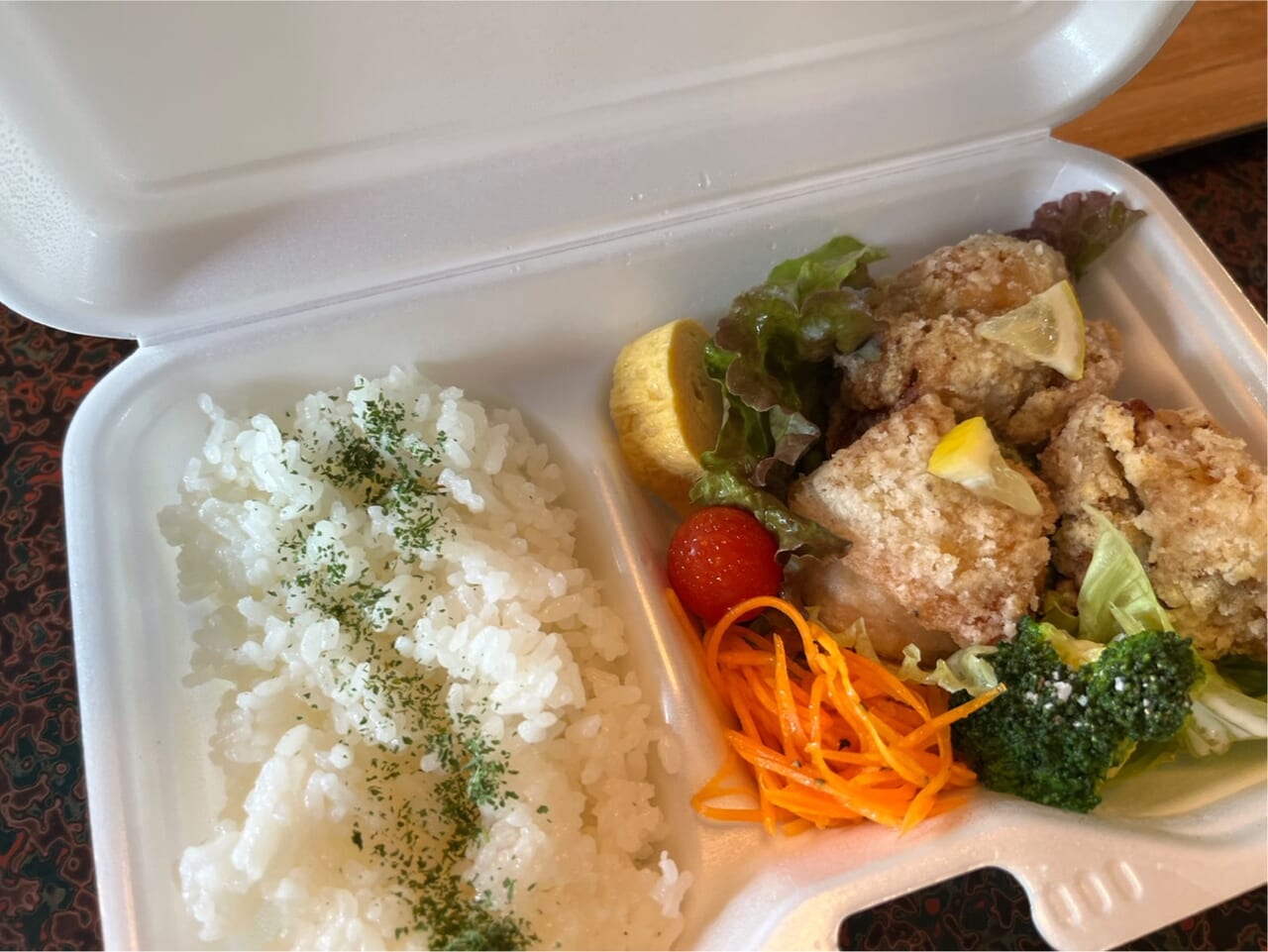 10picnictablesの唐揚げ弁当