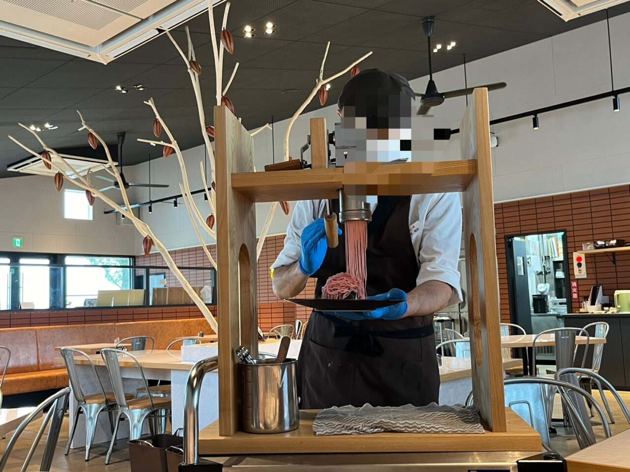 カーンズチョコ、チョコラベリーモンブランを絞る店員さん