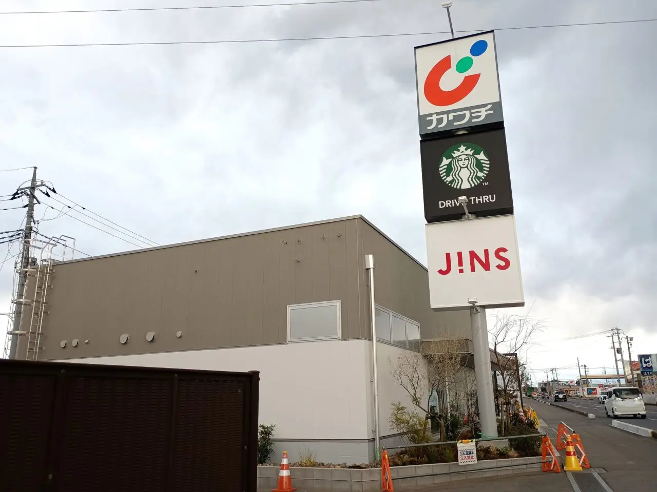 JINS雨が谷店オープン、スターバックス、カワチの看板