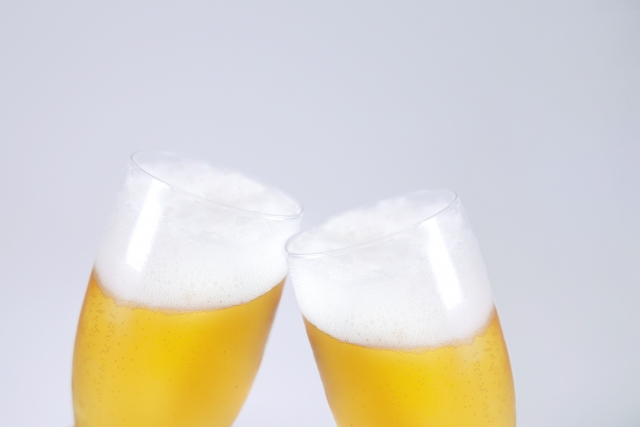 ビールで乾杯する写真