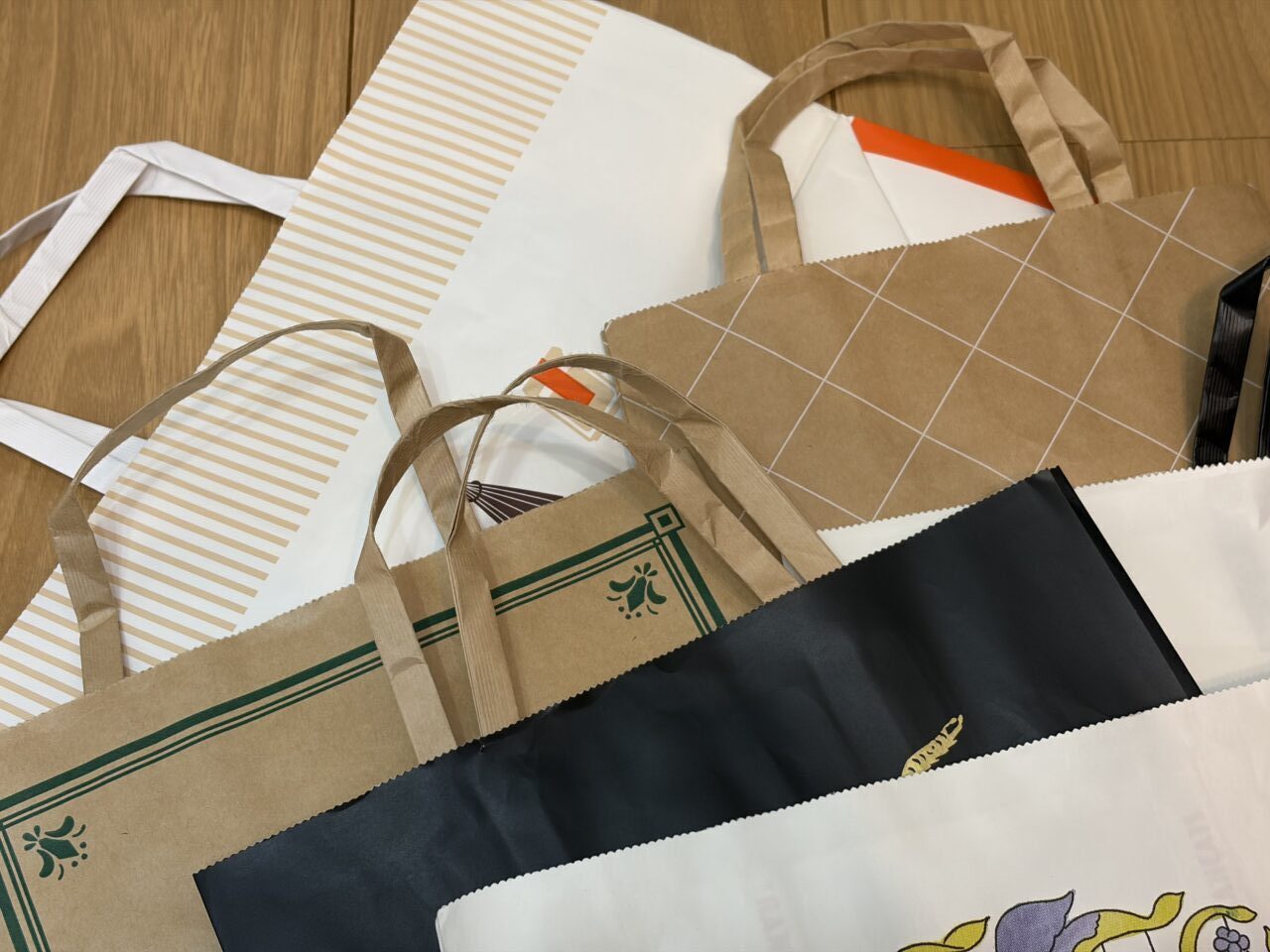 持ち手まで紙でできた紙袋のイメージ