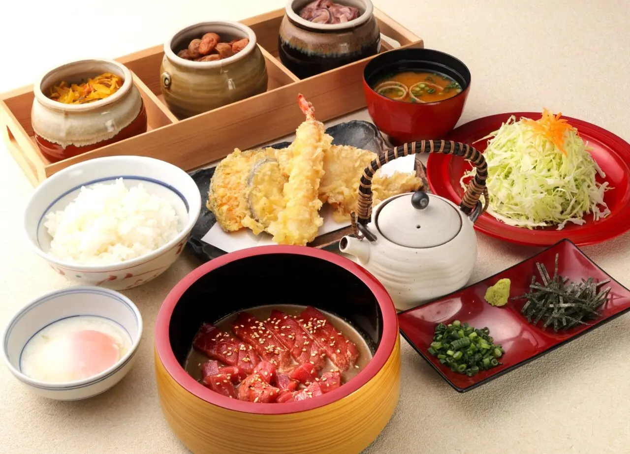 名物の揚げたて天ぷらと勝浦生まぐろ漁師めし膳