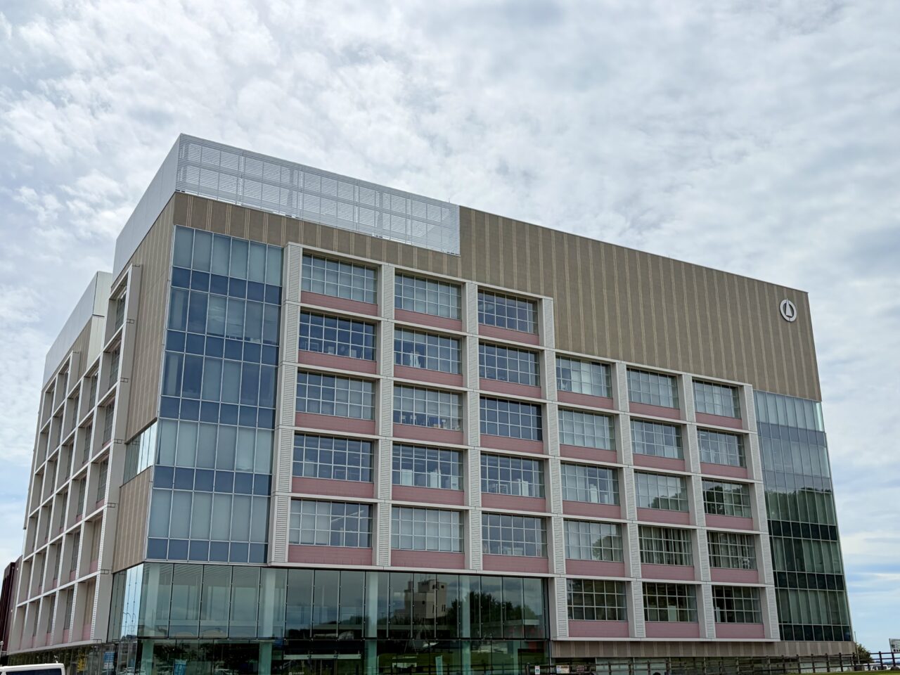 小山御殿広場の隣に位置する小山市役所