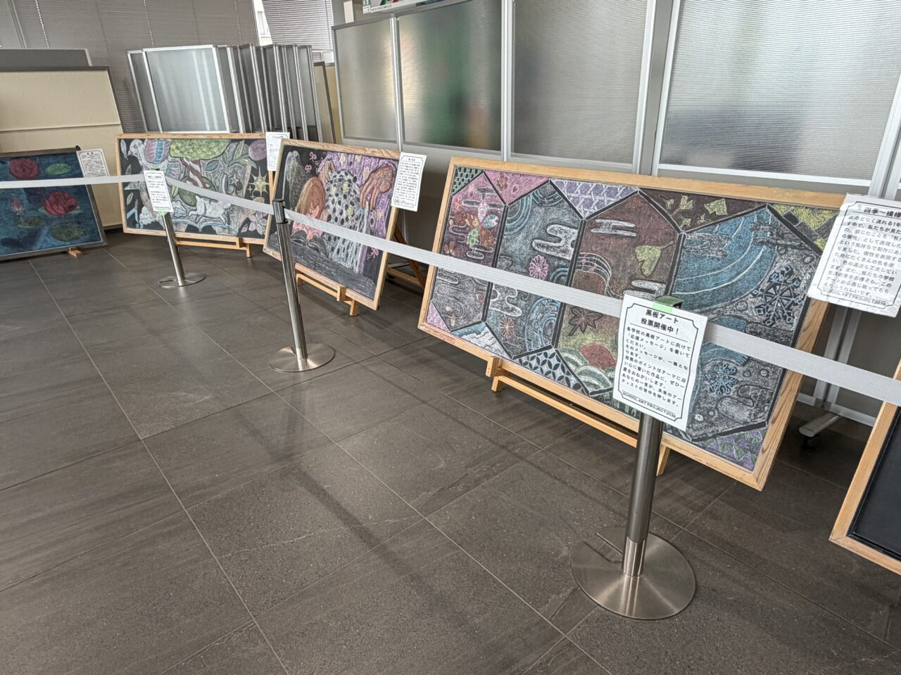 小山市役所内 黒板アート展示中のの様子
