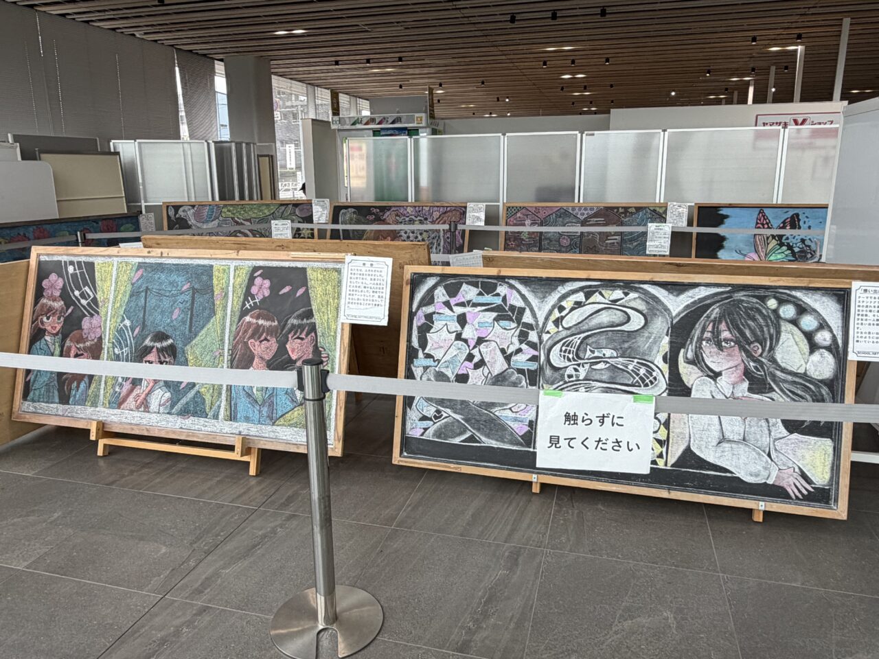 小山市役所内　黒板アート展示中のの様子